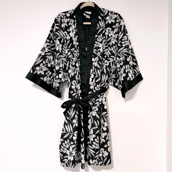 Vanity Fair Other - Vanity Fair Black and White Floral Robe